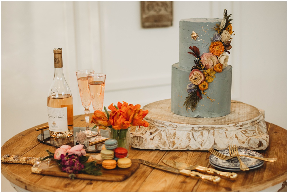 Atlanta Photographer photographs the Bride and Groom's wedding cake at White Fox Cottage in Commerce, Ga. 